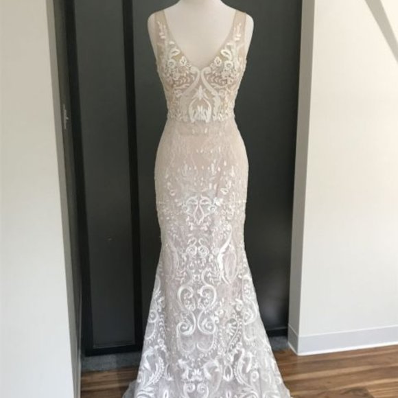 Elegant Tara Lauren Wedding Dress - Picture 4 of 13
